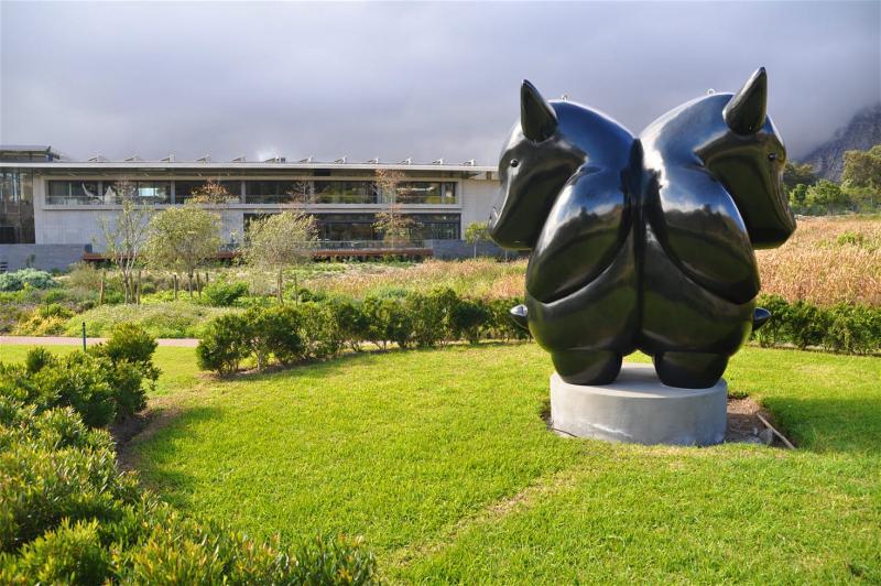 Скульптура в саду фонда Norval в Кейптауне